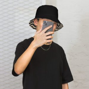 Wavy black and white reversible bucket hat